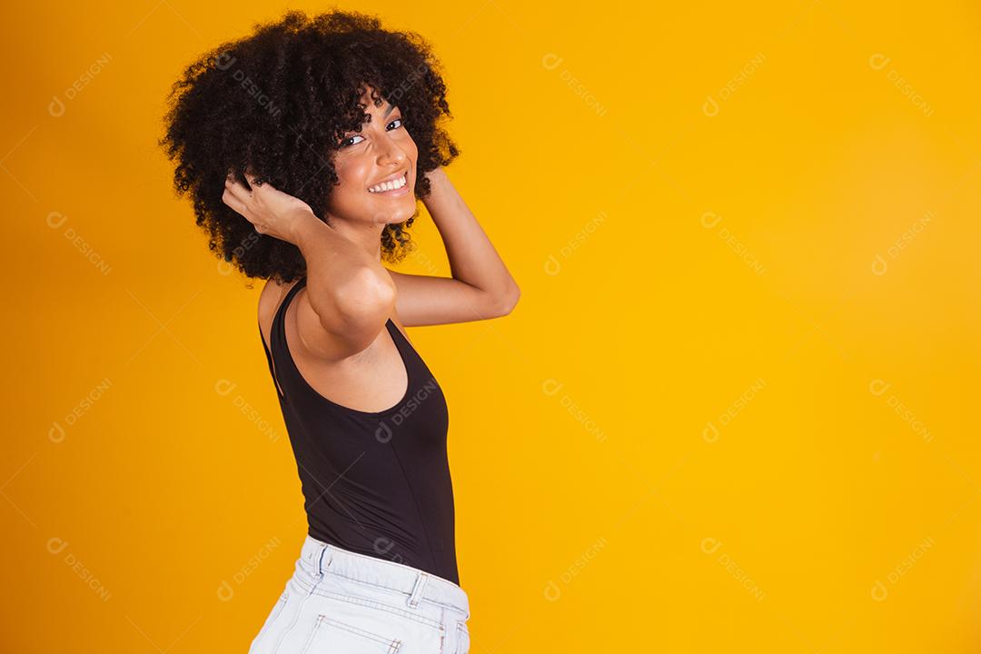 Mulher negra com cabelo afro