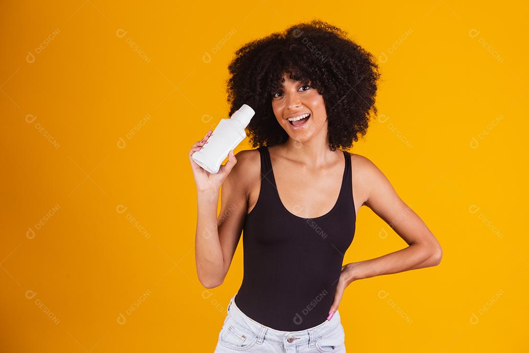 Mulher negra com cabelo afro