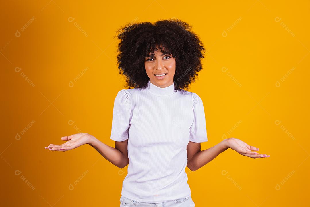 Foto de mulher inconsciente levanta as palmas das mãos hesitantemente, enfrenta escolha difícil, tem expressão