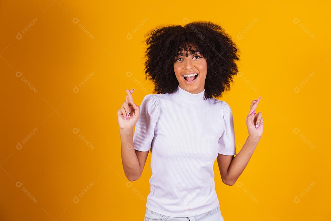 Linda mulher afro com o polegar para cima. Mulher fazendo sinal de ok.