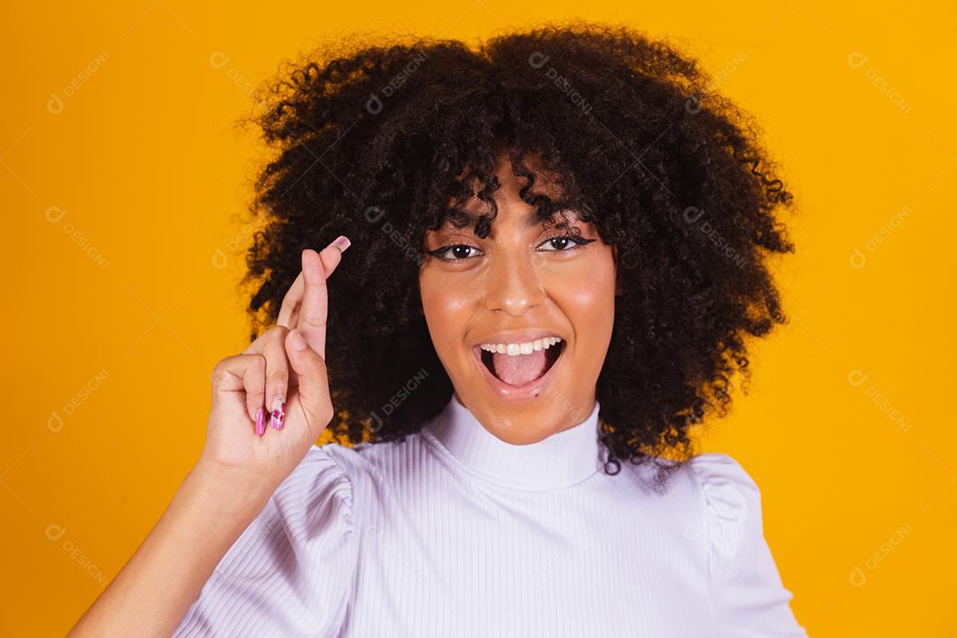 Linda mulher afro com o polegar para cima. Mulher fazendo sinal de ok.