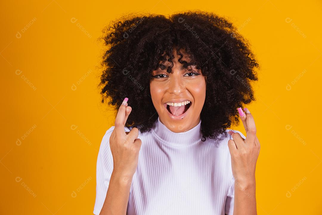 Linda mulher afro com o polegar para cima. Mulher fazendo sinal de ok.