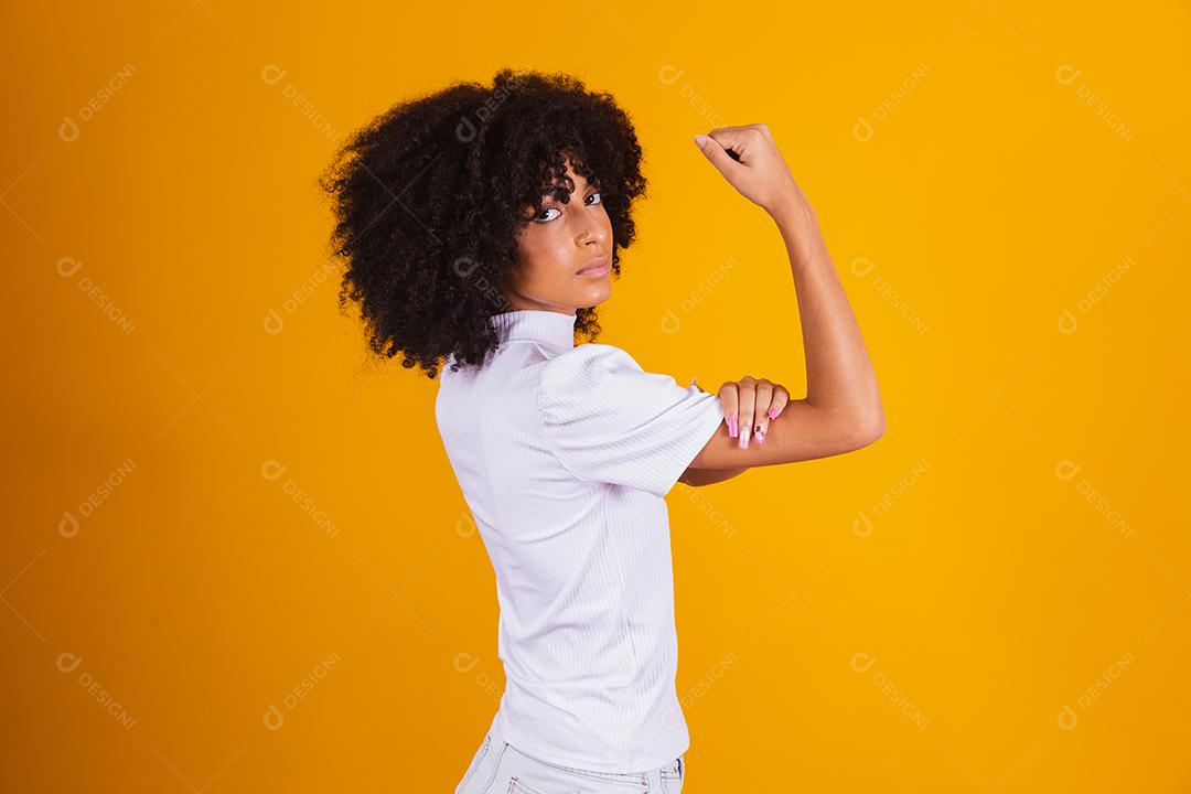 Nós podemos fazer isso. O punho feminino do poder feminino. Mulher vítima de racismo