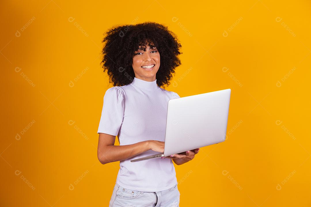 Trabalho remoto! Retrato de uma jovem afro animada segurando laptop