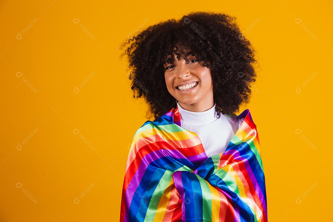 Mulher jovem de cabelo encaracolado lgbt. Sozinho. Linda jovem afro feliz com símbolo dos Direitos Humanos LGBT, Igualdade, LGBT