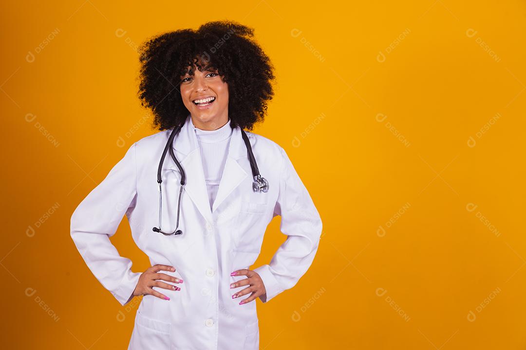 Linda médica afro sorrindo olhando para a câmera