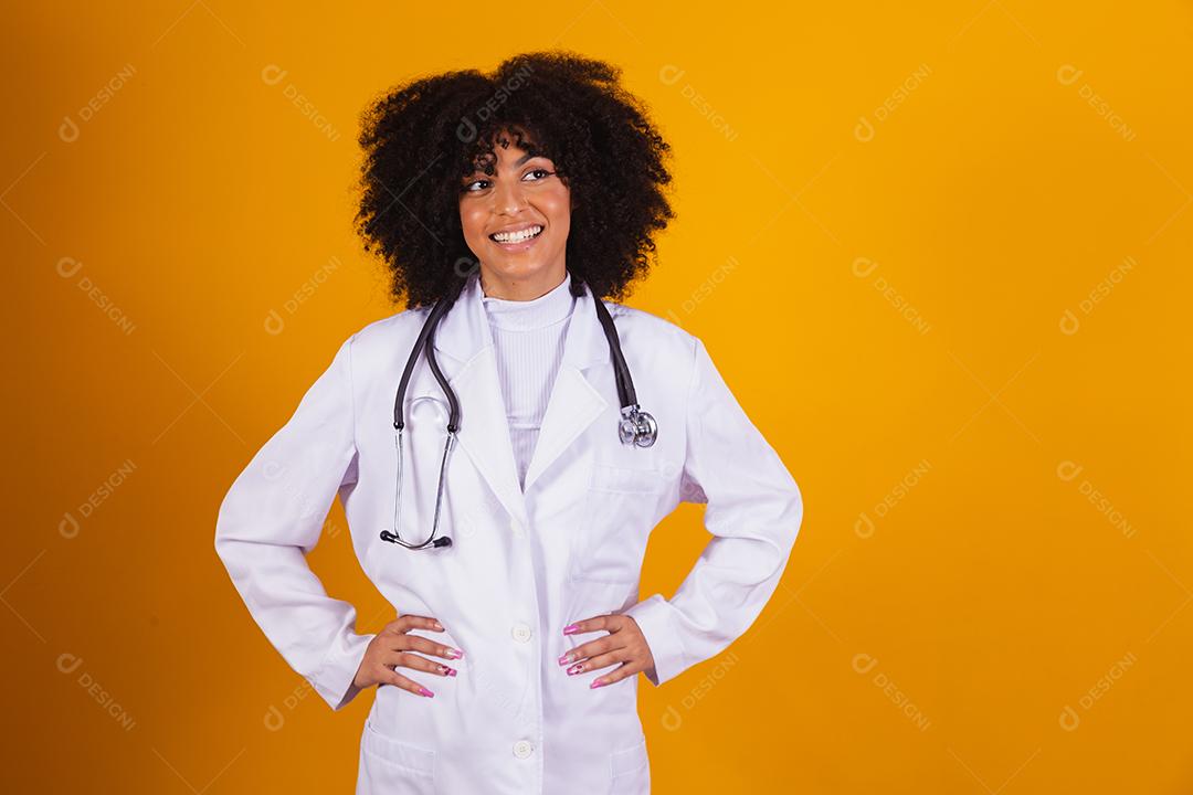Linda médica afro sorrindo olhando para a câmera