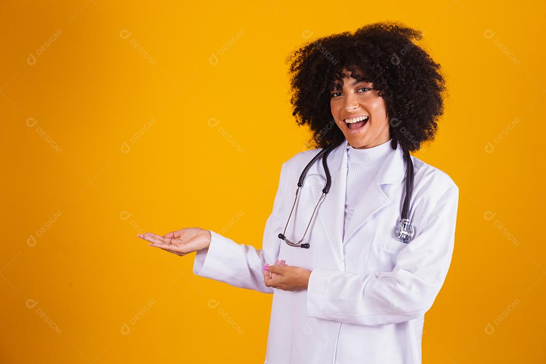 médica com jaleco branco apontando para o lado