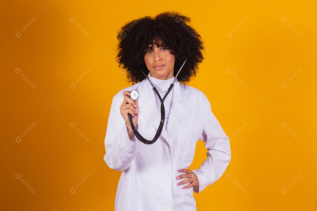 médica com cabelo branco segurando um estetoscópio