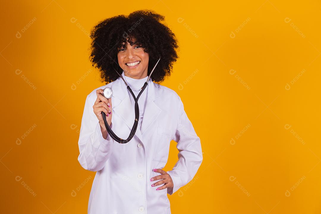 médica com cabelo branco segurando um estetoscópio