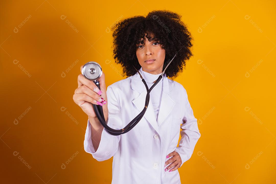 médica com cabelo branco segurando um estetoscópio