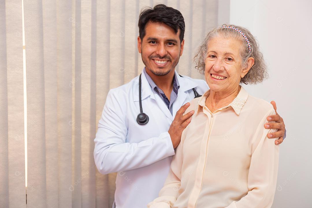 visita médica a uma mulher idosa. médico examinando mulher idosa