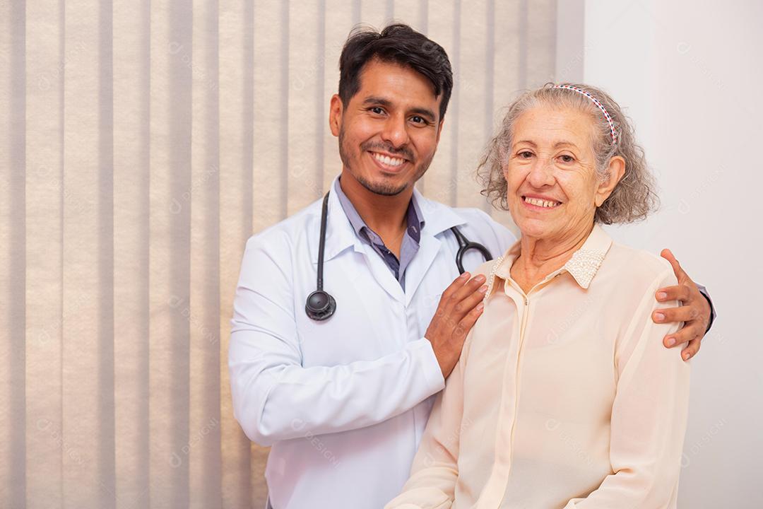 visita médica a uma mulher idosa. médico examinando mulher idosa