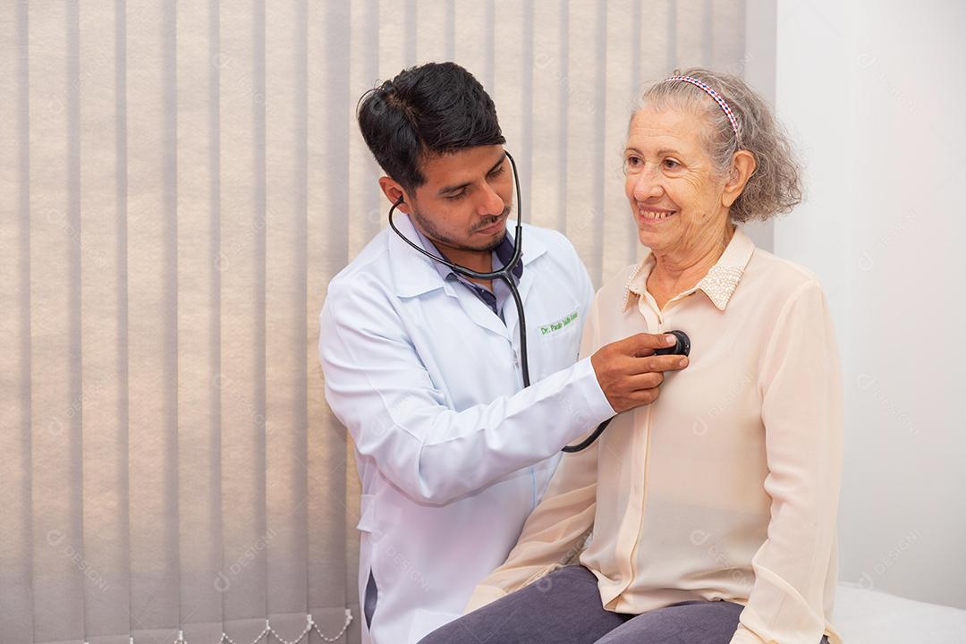 visita médica a uma mulher idosa. médico examinando mulher idosa