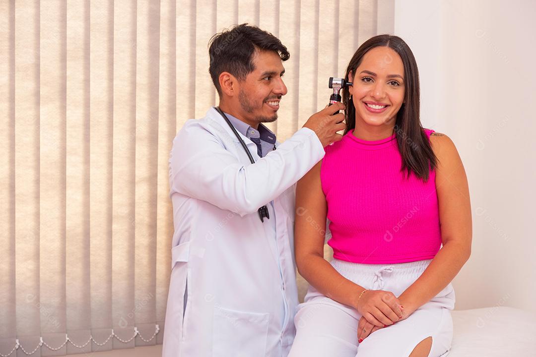 Médico examinando a orelha da jovem