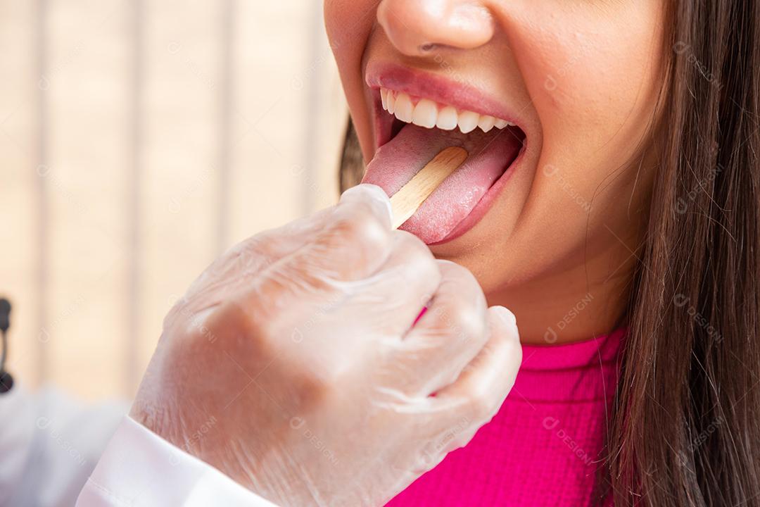 Paciente do sexo feminino tendo seu checape de garganta no médico