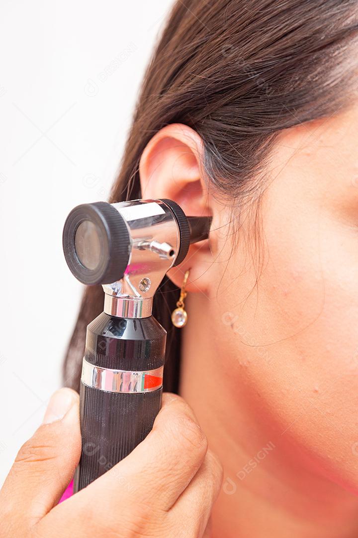 Médico examinando a orelha da jovem