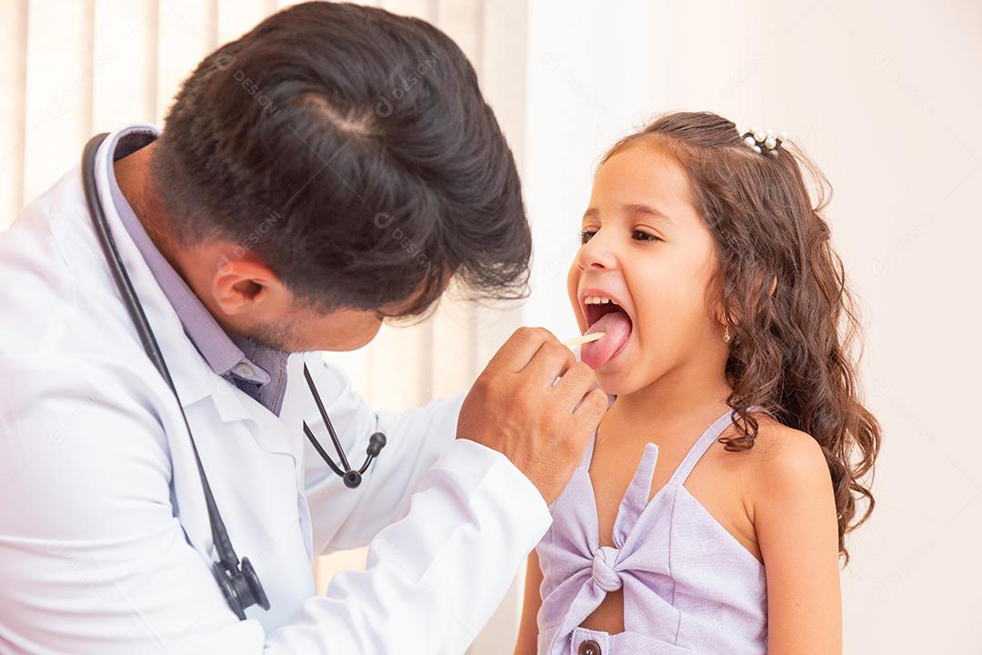 médico verificando a garganta da menina. Menina com dor de garganta em consulta com pediatria