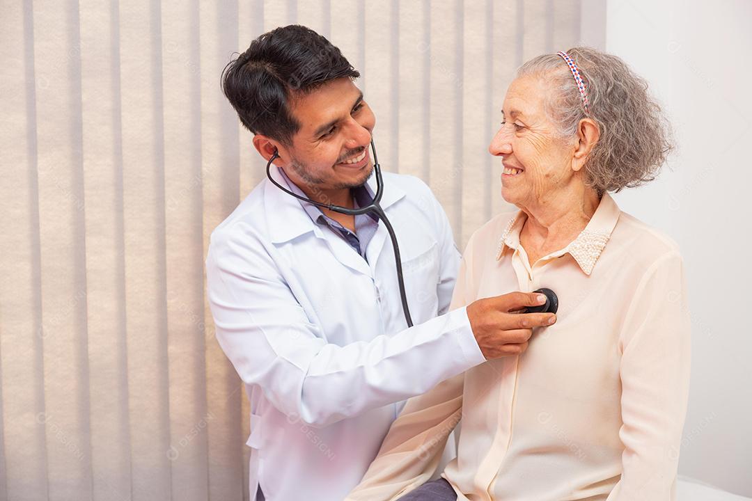 visita médica a uma mulher idosa. médico examinando mulher idosa