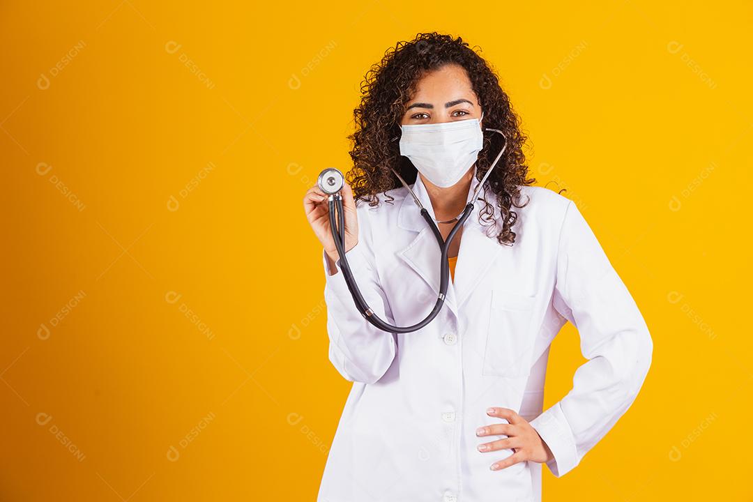 médica de jaleco branco usando máscara cirúrgica com estetoscópio