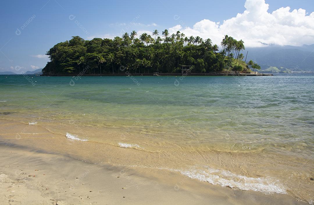 Ilha tropical, praia e mar azul na ilha de Ilhabela, Brasil.