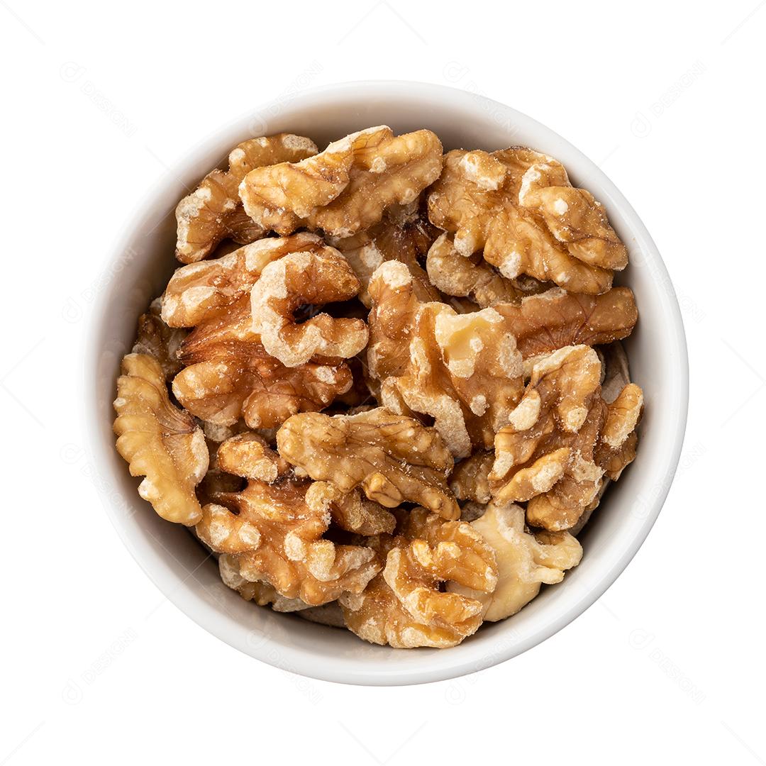 Nozes em uma tigela isolada sobre fundo branco.