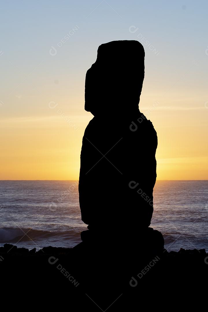 Silhueta de Moai ao pôr do sol em Ahu Tahai na Ilha de Páscoa, Rapa Nui.