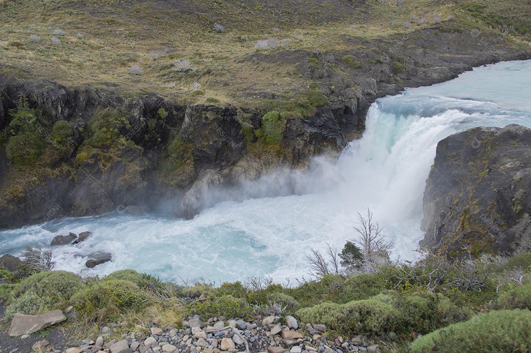 Cachoeira Salto Grande no Parque Nacional Torres del Paine, Chile.