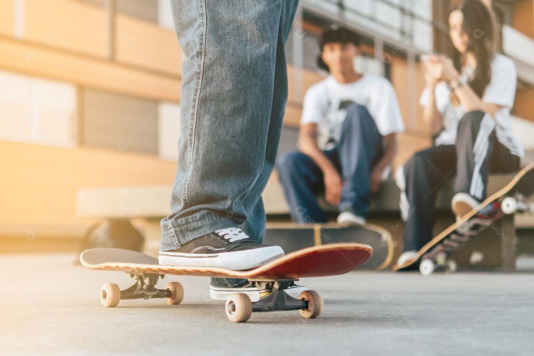 Jovens amigos com skates ao ar livre no parque de skate da cidade - Amigos adolescentes se divertindo