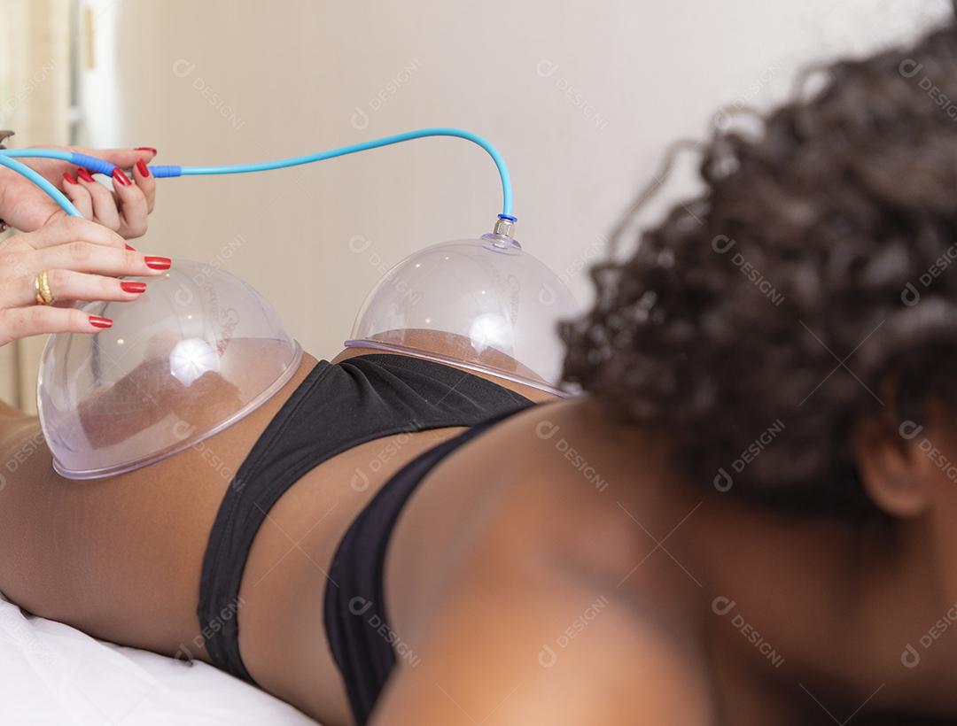 Mulher usando ventosa bomba na bunda para levantá-la.