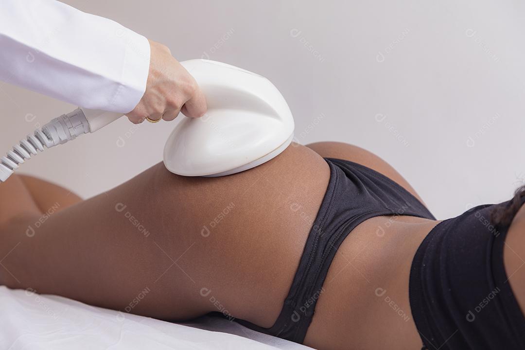Tratamento de cavitação corporal. Cuidados de ultra-som para redução de gordura. Terapia de massagem anticelulite para nádegas e coxas
