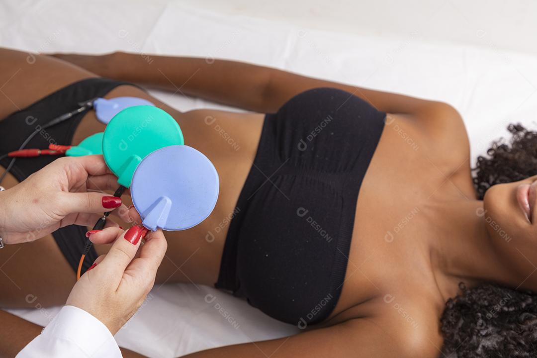 Mulher na esteticista fazendo um procedimento cosmético chamado corrente russa