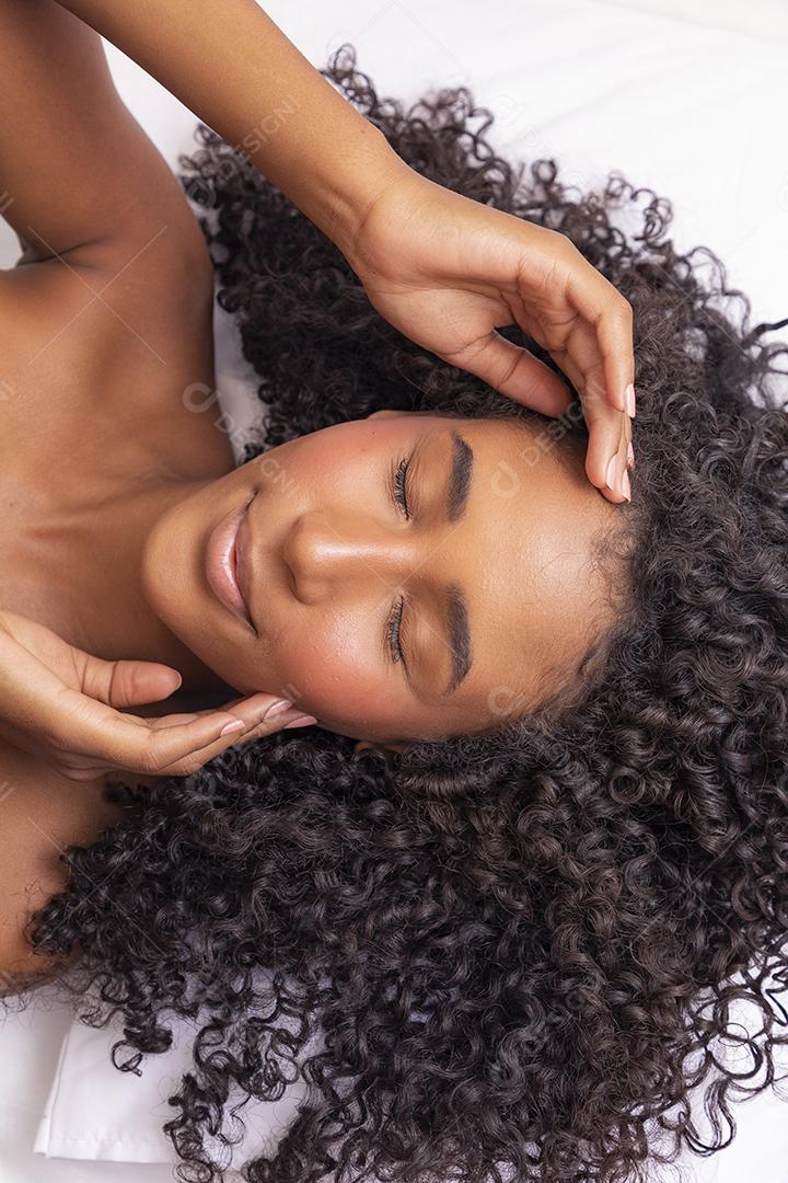 pele negra mulher bonita beleza saudável sorriso pele rosto feliz