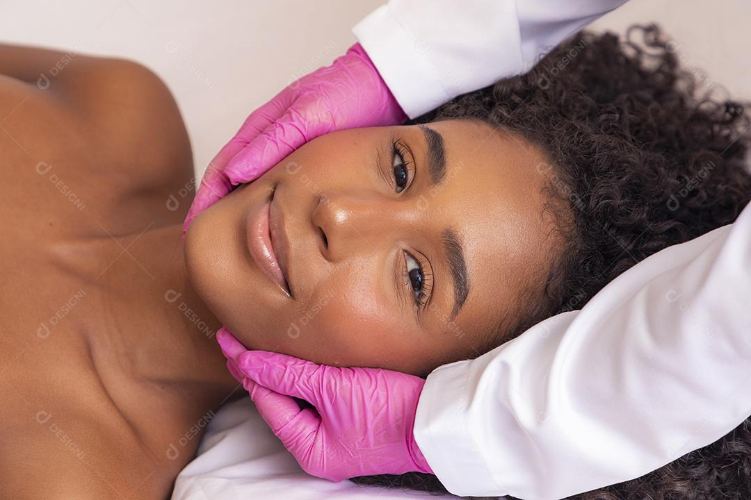 Jovem mulher com sobrancelhas grossas e pele perfeita em fundo branco, conceito de foto de beleza, cuidados com a pele