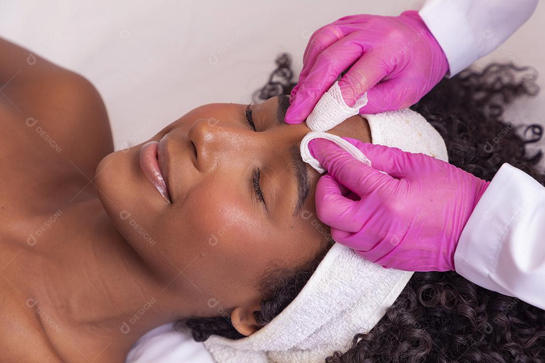Jovem mulher com sobrancelhas grossas e pele perfeita em fundo branco, conceito de foto de beleza, cuidados com a pele