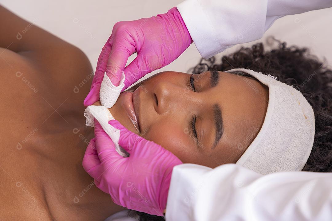Jovem mulher com sobrancelhas grossas e pele perfeita em fundo branco, conceito de foto de beleza, cuidados com a pele