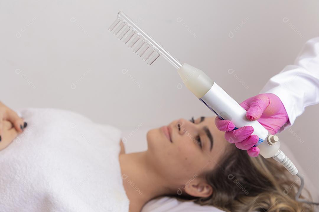 Paciente em tratamento para crescer cabelo em uma clínica de beleza. tratamento de crescimento capilar