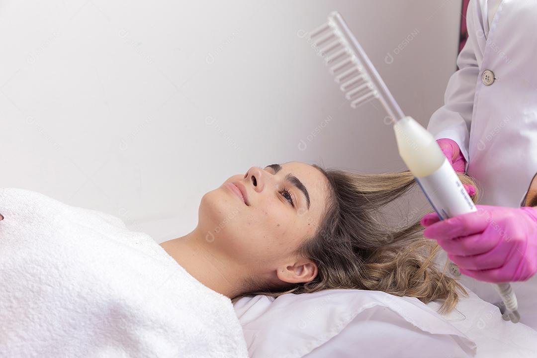 Paciente em tratamento para crescer cabelo em uma clínica de beleza. tratamento de crescimento capilar