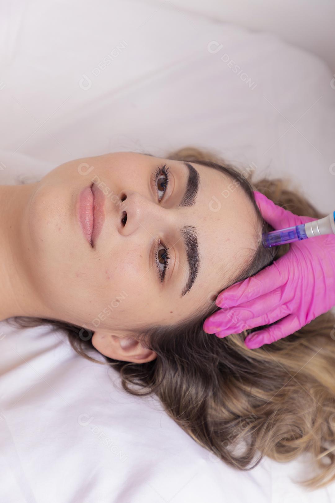 paciente em tratamento para crescer cabelo em uma clínica de beleza. ha