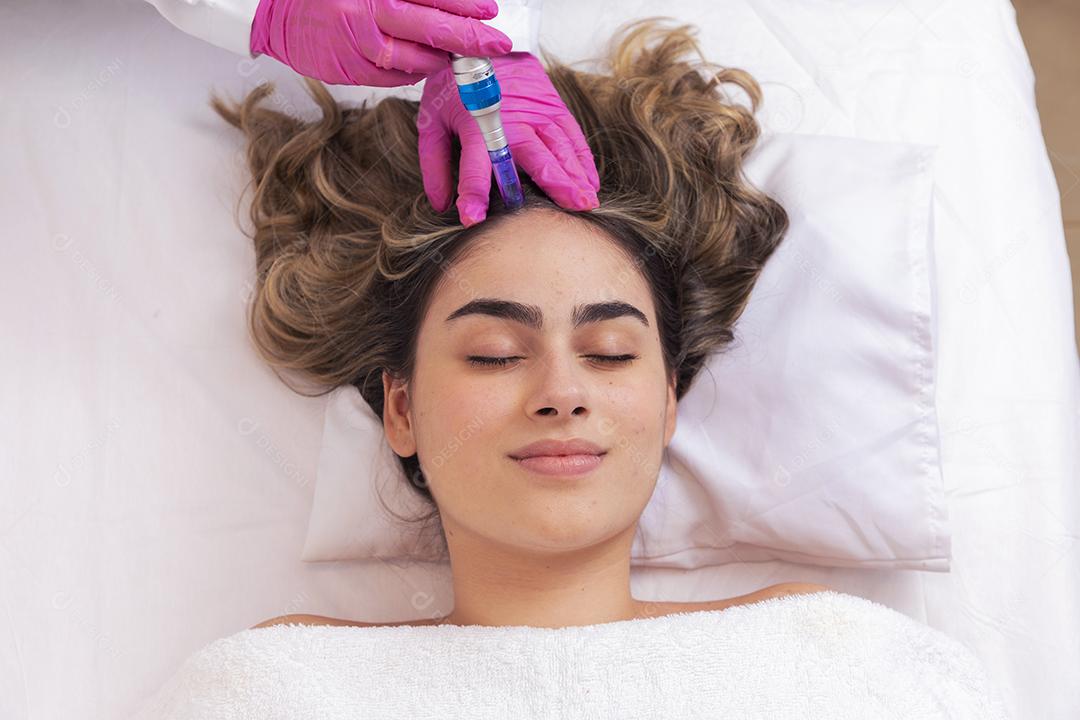 paciente em tratamento para crescer cabelo em uma clínica de beleza. tratamento de crescimento capilar
