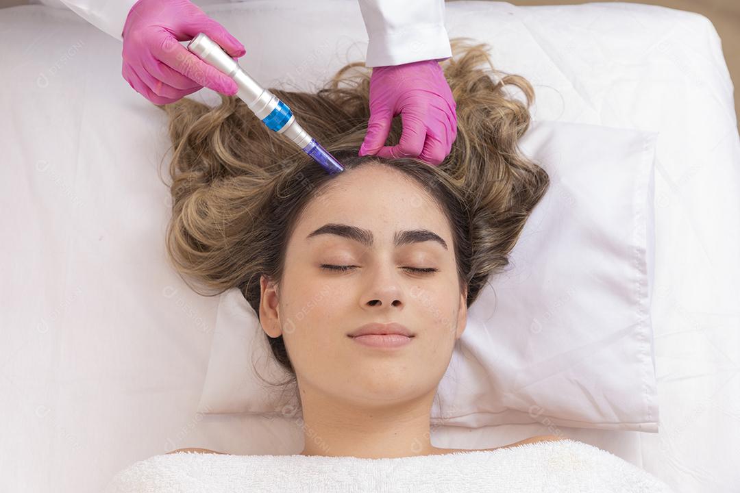 paciente em tratamento para crescer cabelo em uma clínica de beleza. tratamento de crescimento capilar