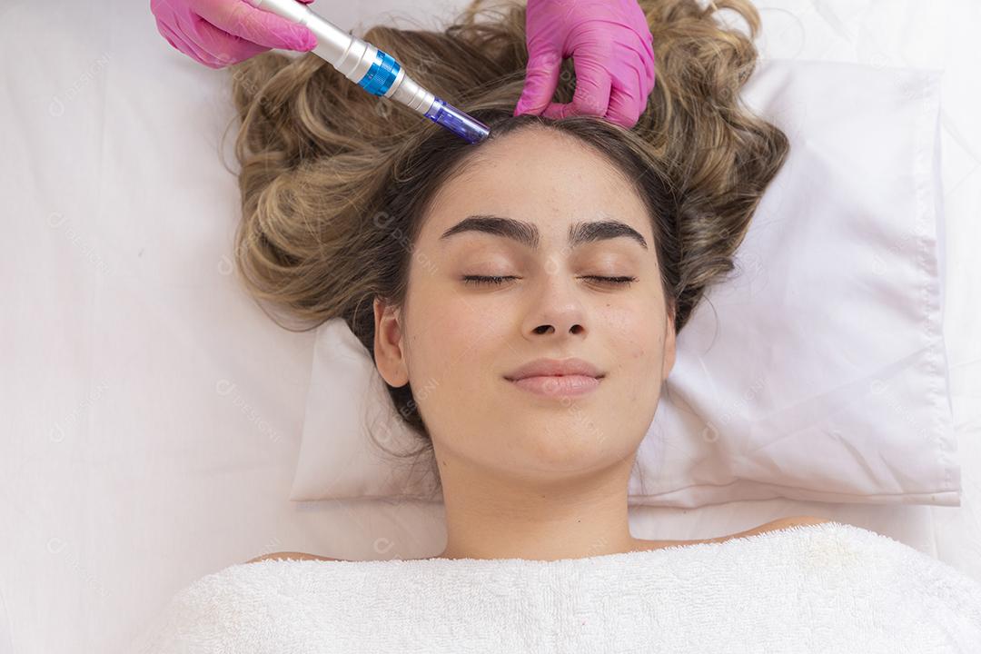 paciente em tratamento para crescer cabelo em uma clínica de beleza. tratamento de crescimento capilar