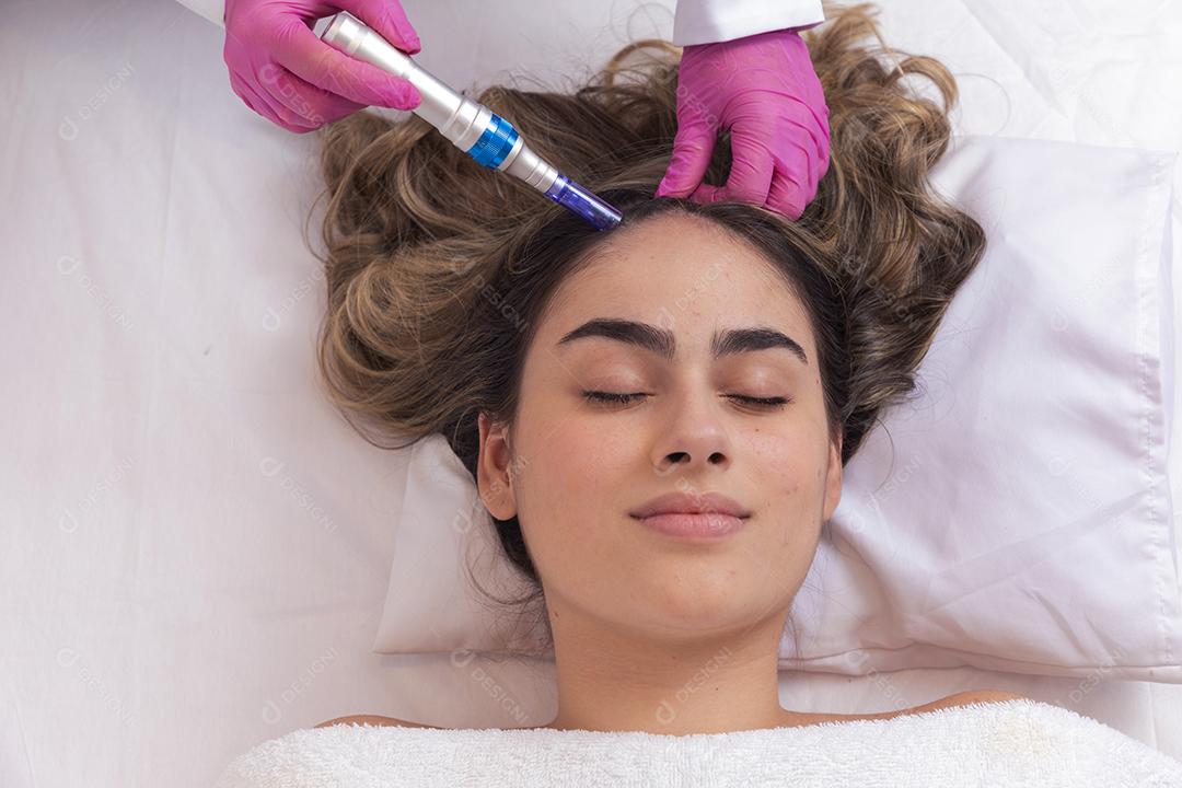 paciente em tratamento para crescer cabelo em uma clínica de beleza. tratamento de crescimento capilar