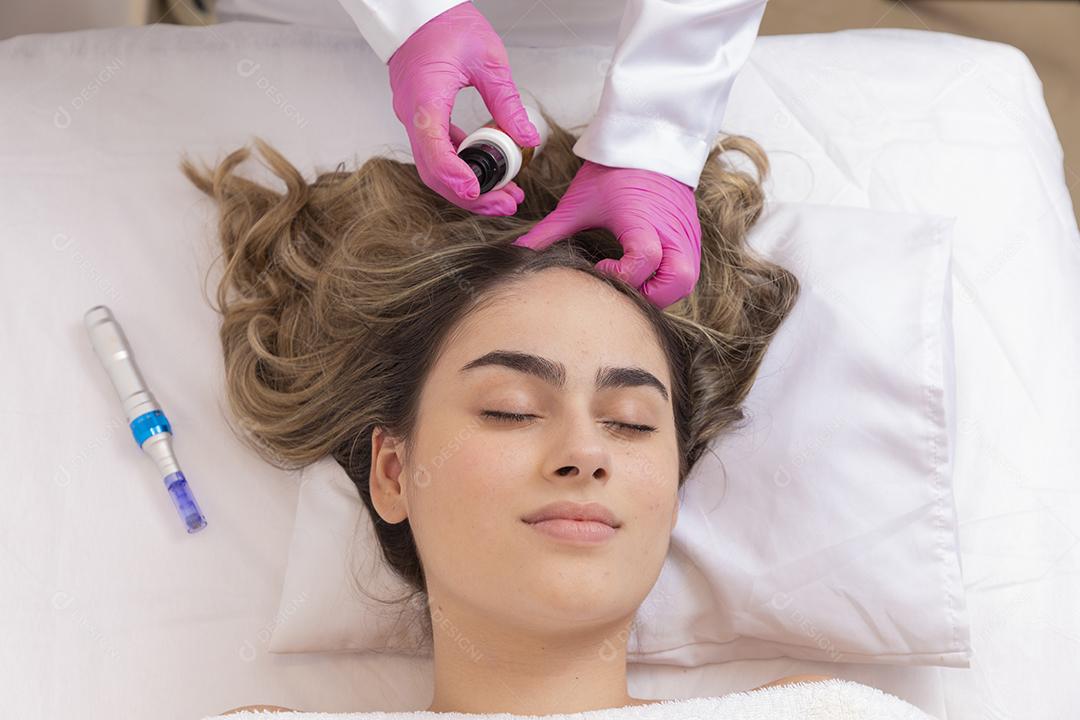 paciente em tratamento para crescer cabelo em uma clínica de beleza. tratamento de crescimento capilar