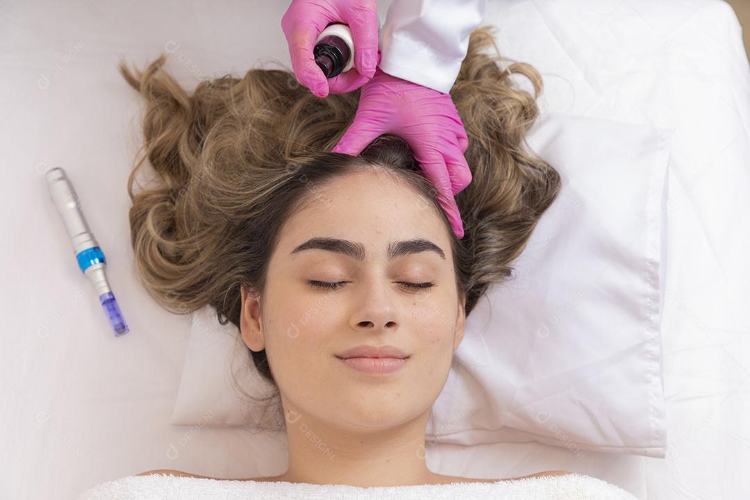 paciente em tratamento para crescer cabelo em uma clínica de beleza. tratamento de crescimento capilar