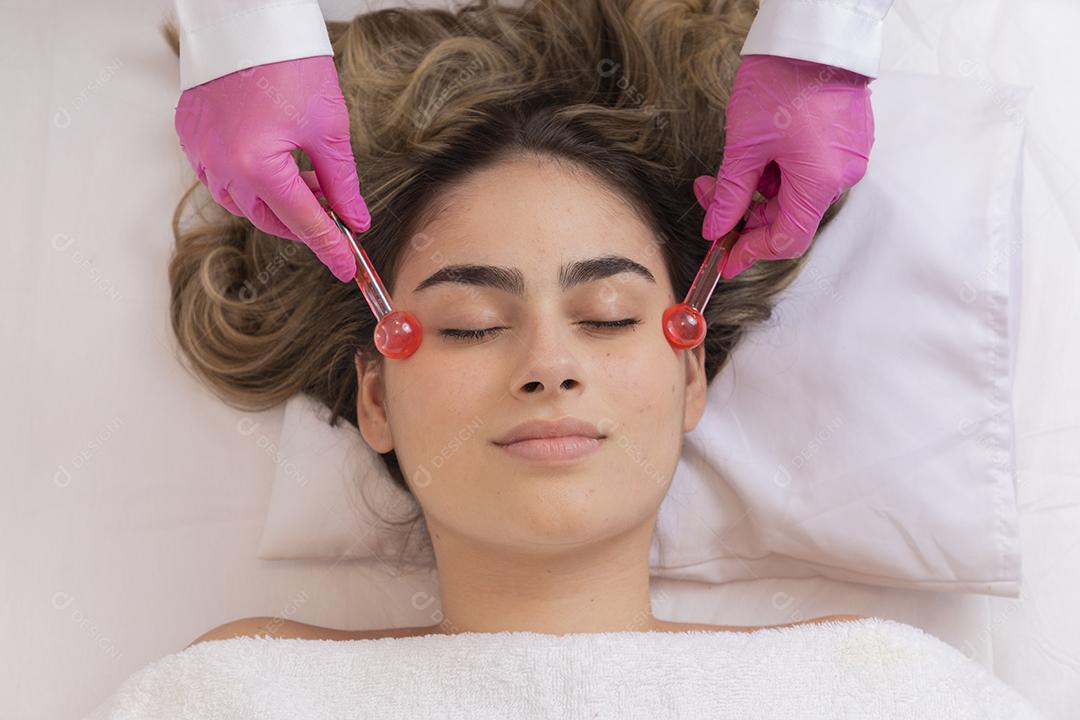 aplicação de globos de beleza em massagem e relaxamento facial
