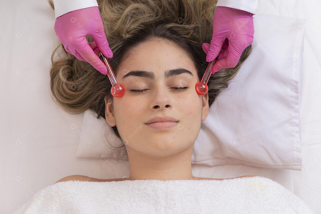 aplicação de globos de beleza em massagem e relaxamento facial