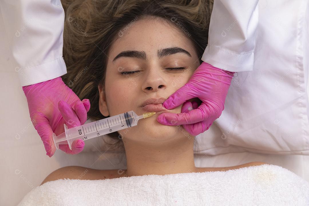 mulher deitada em maca em clinica de estética