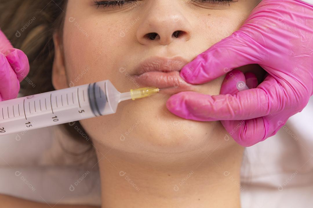 mulher deitada em maca em clinica de estética