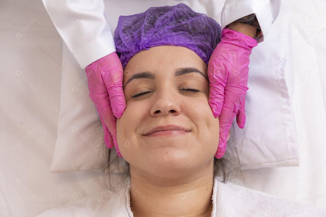 Esteticista faz uma massagem profissional da face do pescoço